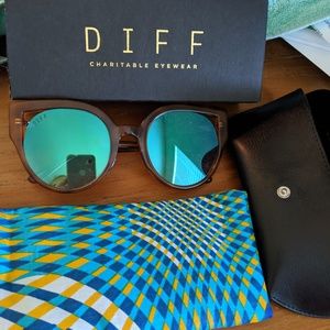 Diff Eyewear Accessories - DIFF Penny Sunglasses in Torti with blue flash Diff Eyewear Accessories - DIFF Penny Sunglasses in Torti with blue flash